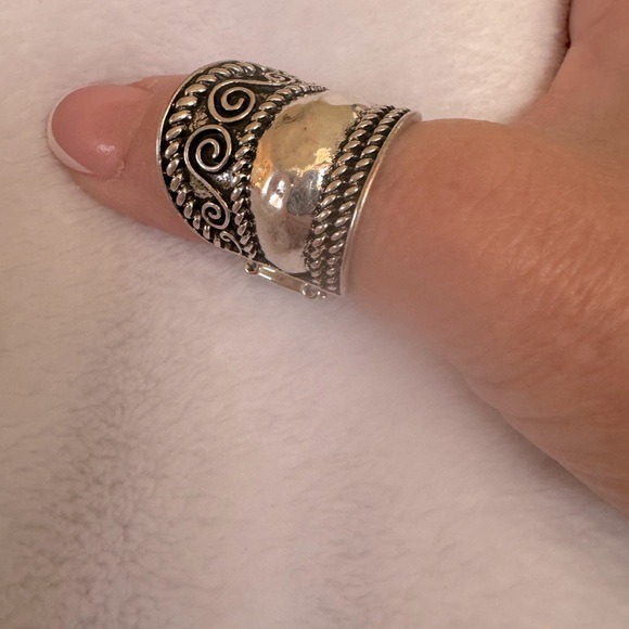 Armor Style Silver Ring with stretchy flexible fit band - Picture 3 of 6